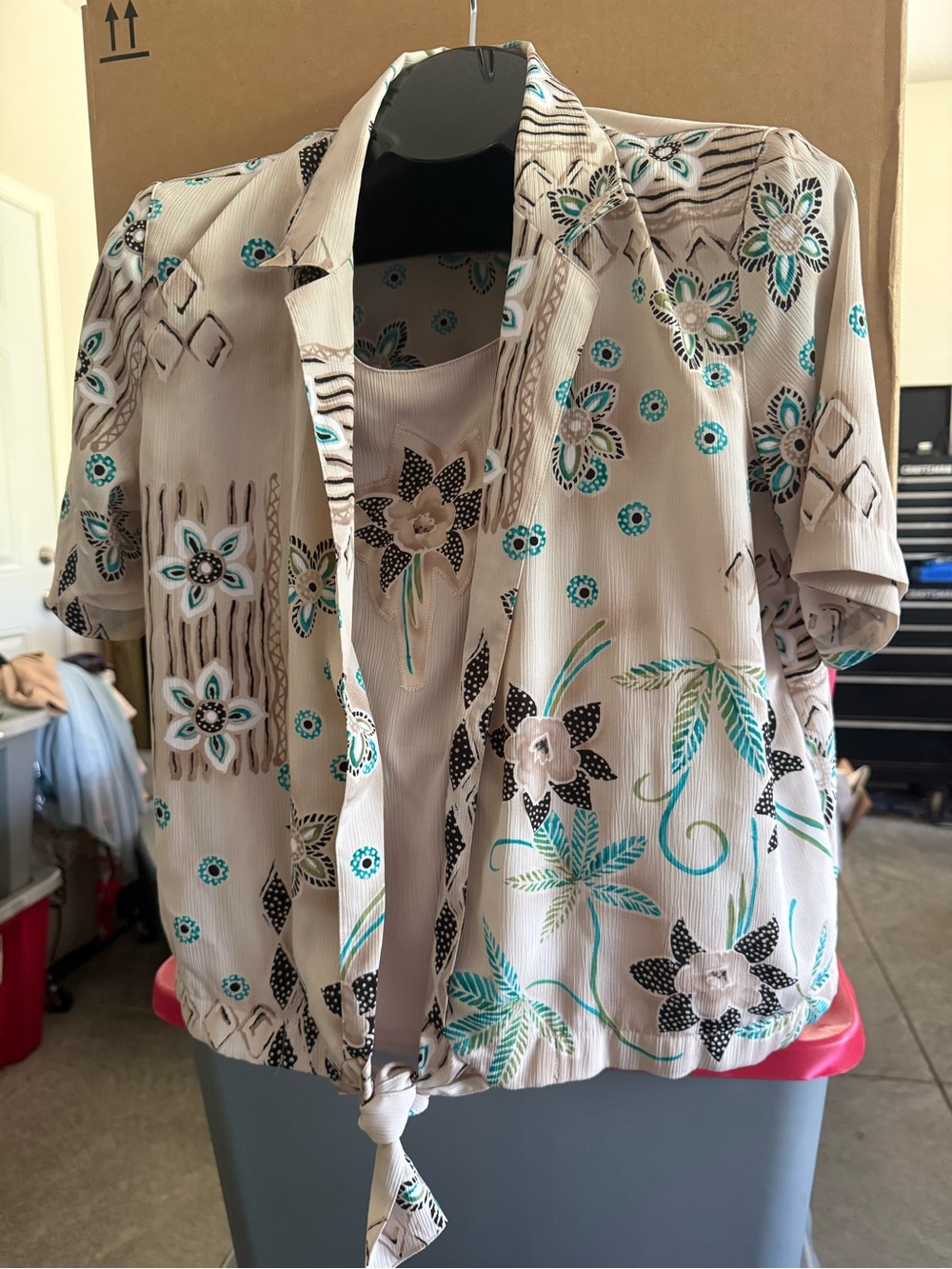 Tie-Front Floral Button-Up Top in Beige and Teal mp35